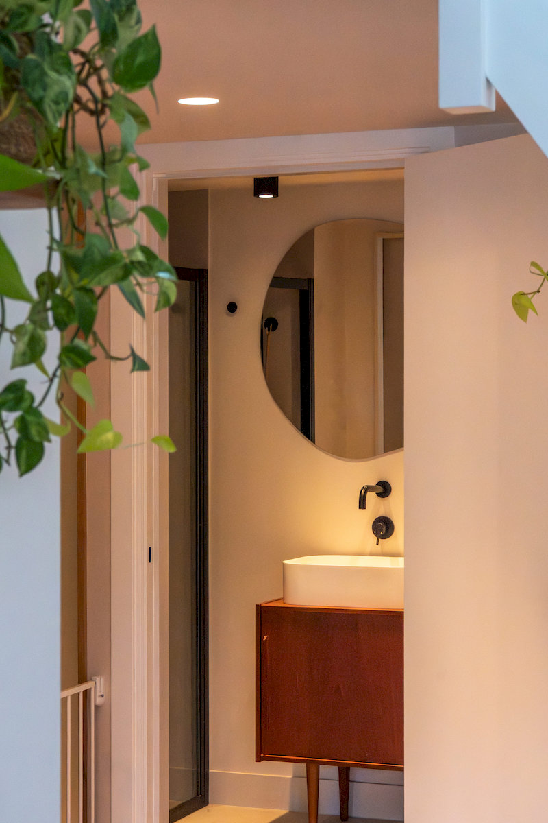 Achterzijde van het badhuis met moderne aanbouw en souterrain