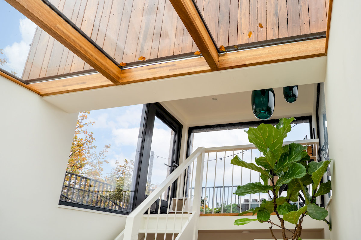 Dakopbouw met geïntegreerde lichtstraat die zorgt voor overvloedig daglicht