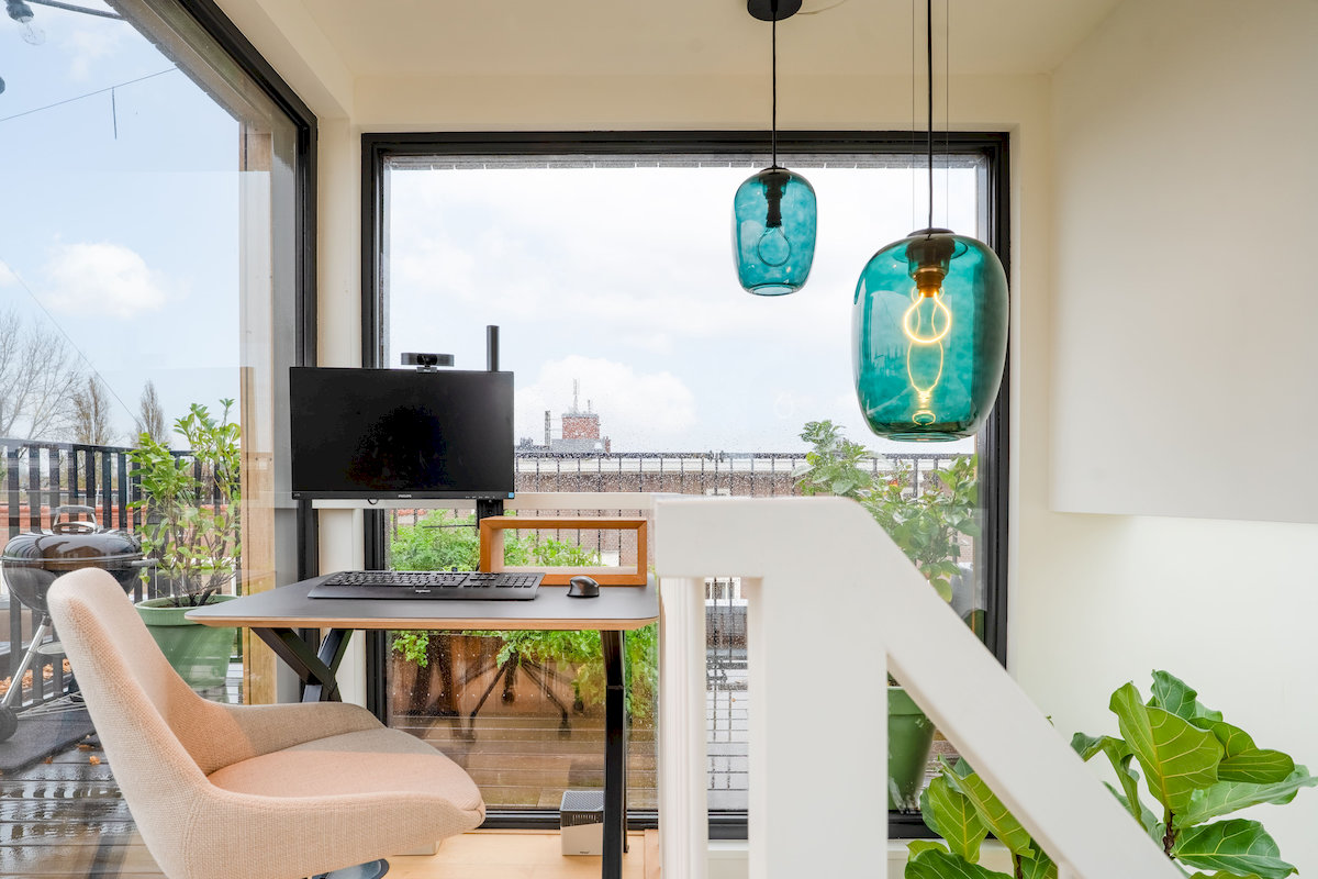 Werkplek onder de kap met daglicht vanuit de lichtstraat