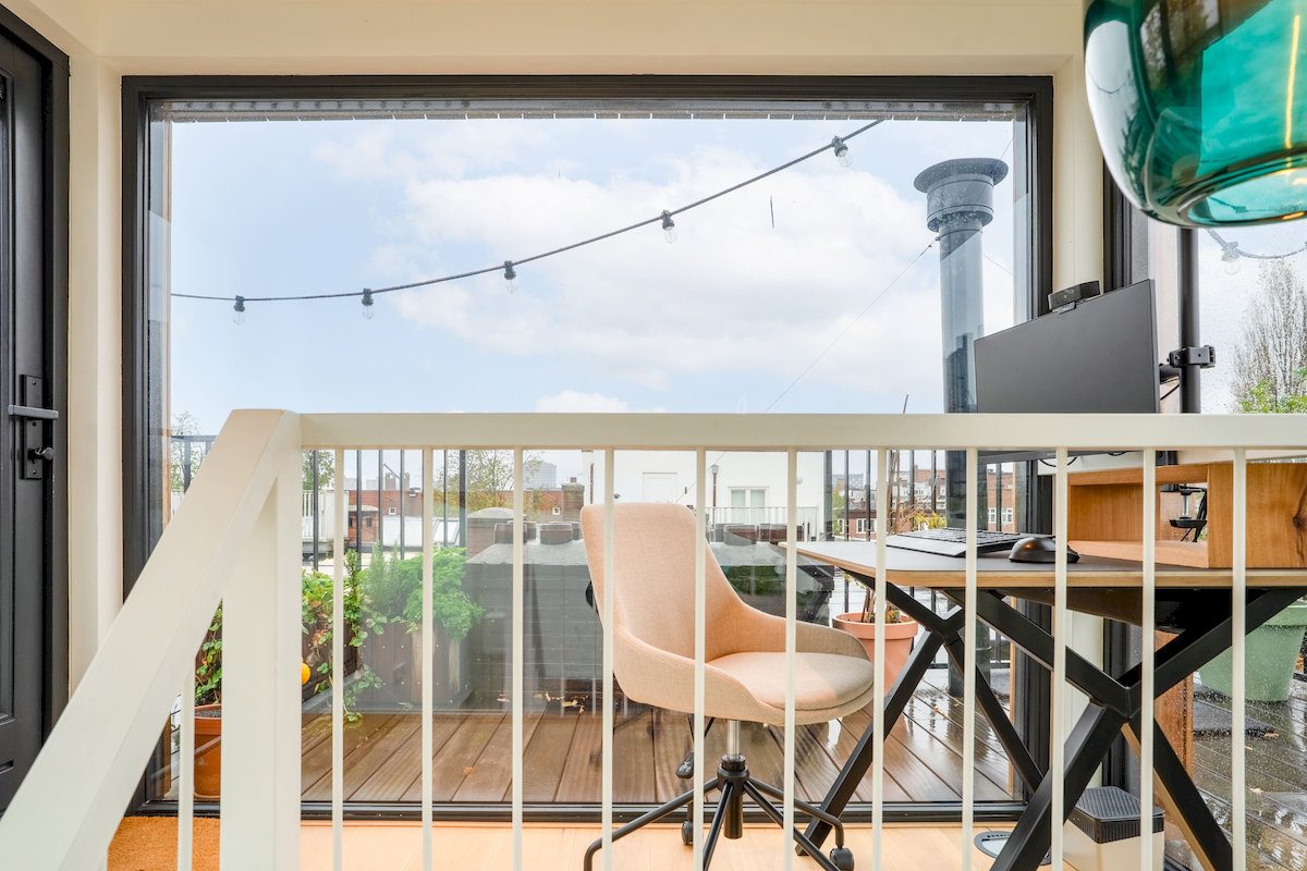 Maatwerk bureau op de entresol in de dakopbouw