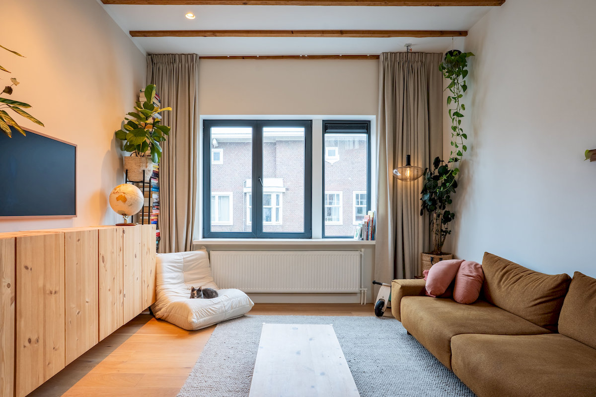 Open leefruimte met zichtlijn naar keuken en entresol