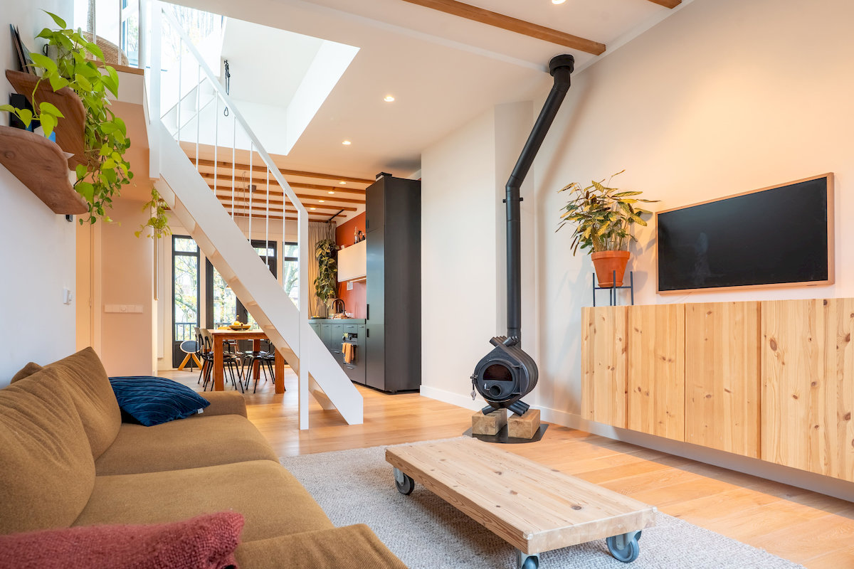 Woonkamer met hoge plafonds en extra daglicht door de dakopbouw