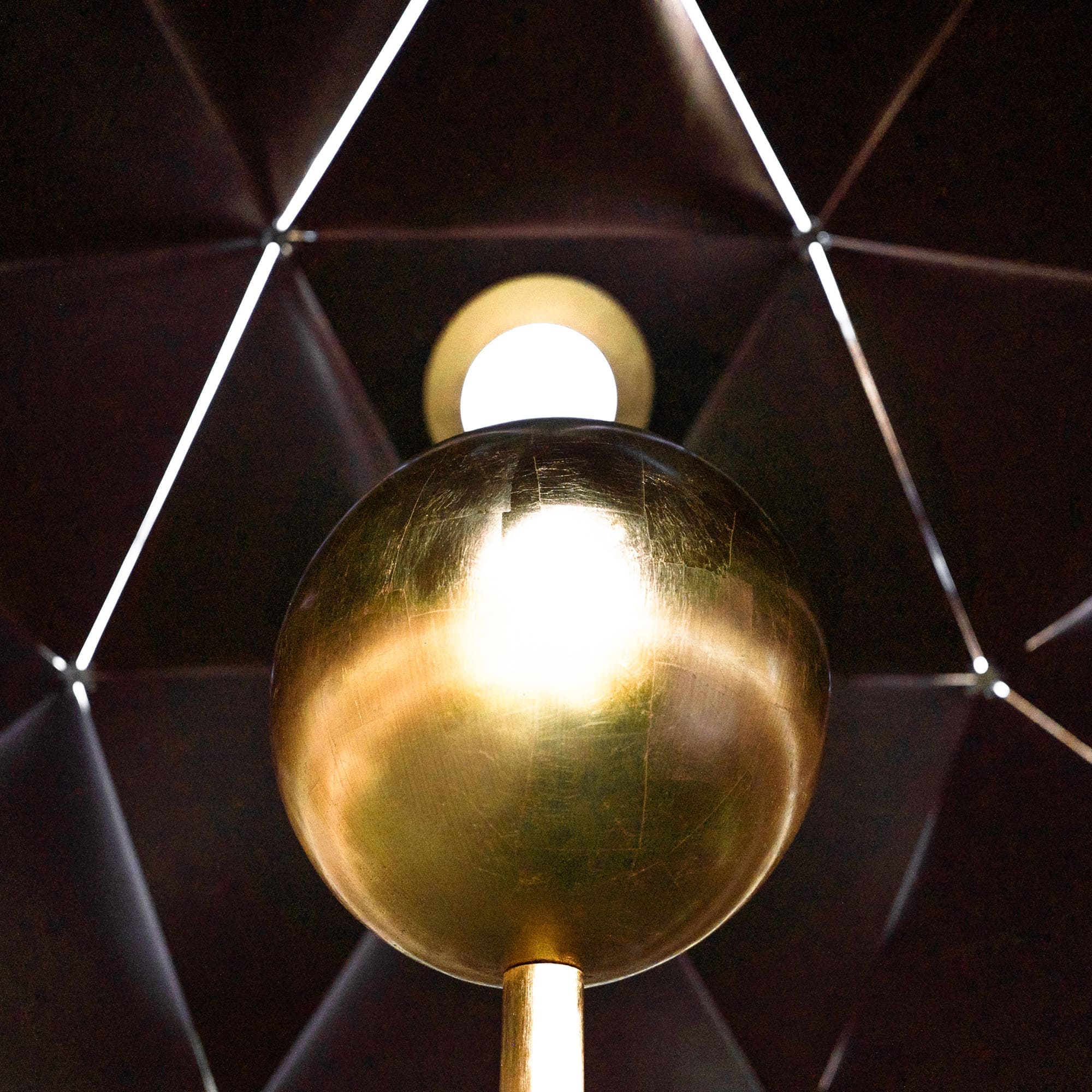 Close-up van de gouden bol in Sunspace #2 folly met zonlicht door de opening