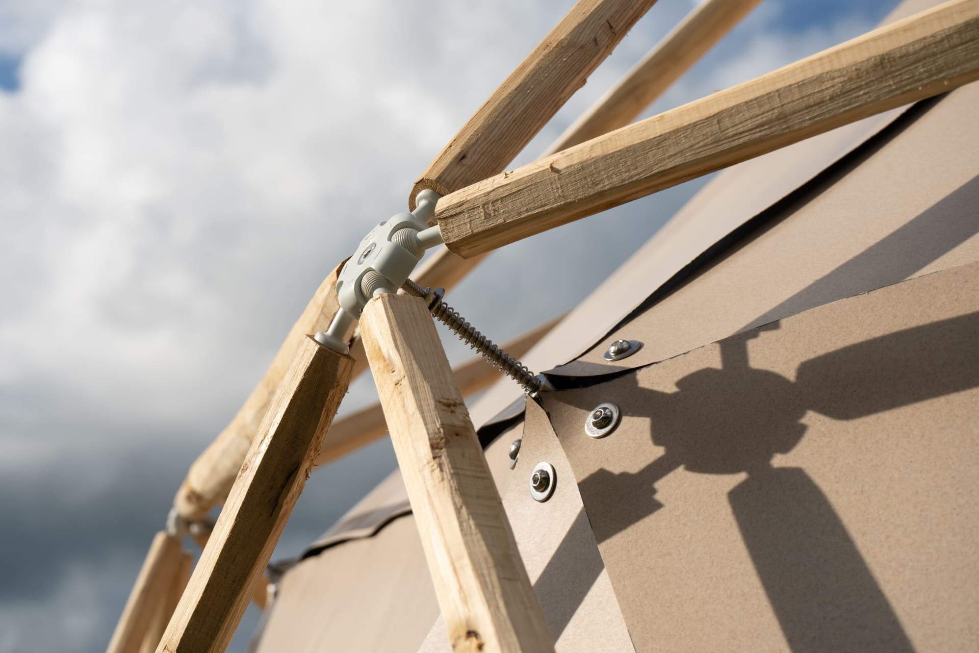 Detail van hubs van Build With Hubs in de Sunspace #2 folly voor bevestiging van bioplastic platen
